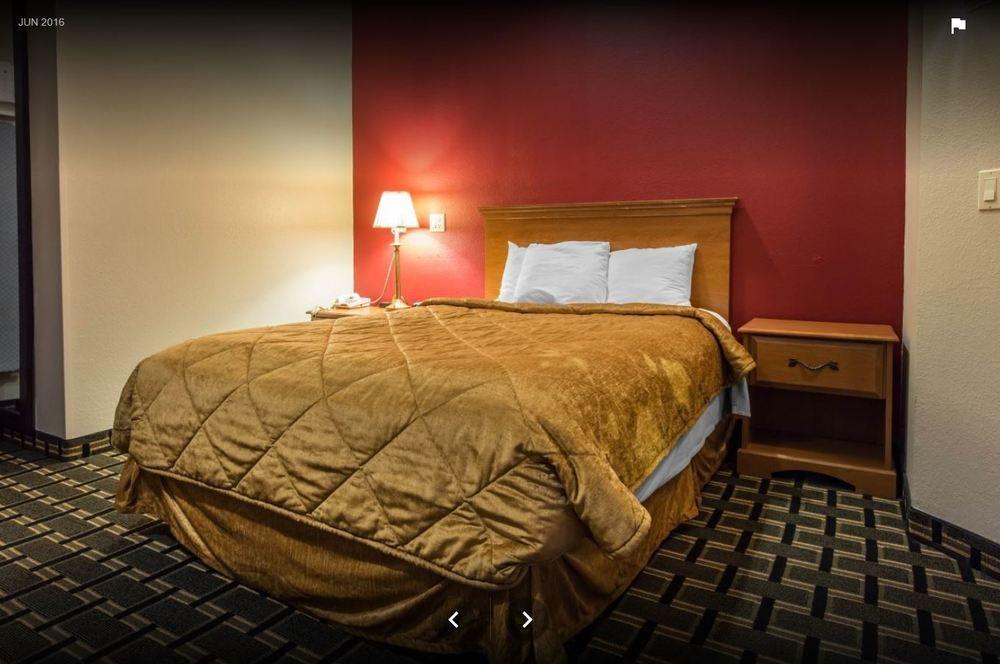 Econo Lodge Inn & Suites Peoria Illinois Exteriör bild