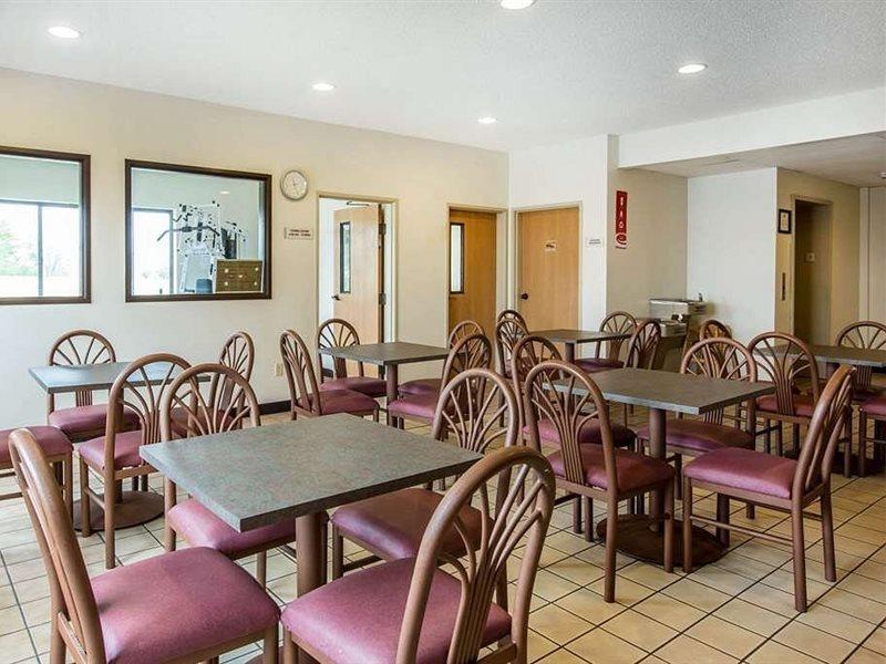 Econo Lodge Inn & Suites Peoria Illinois Exteriör bild