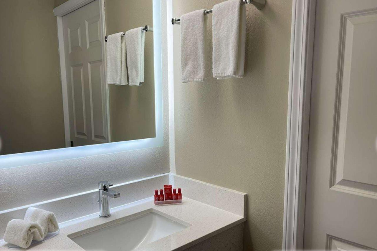 Econo Lodge Inn & Suites Peoria Illinois Exteriör bild