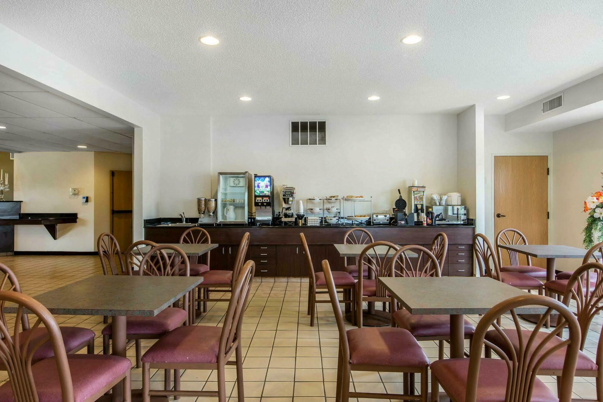 Econo Lodge Inn & Suites Peoria Illinois Exteriör bild